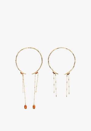 Paar dünner goldener Creolen mit filigranen hängenden Ketten, jeweils mit kleinen ovalen orangen Edelsteinen am Ende.