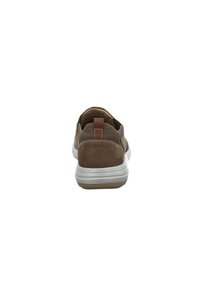 Scarpe slip-on in suede marrone con pannello posteriore testurizzato, suola in gomma bianca e una piccola linguetta per una facile indossabilità.