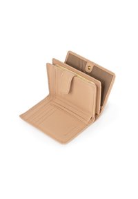 Beżowy portfel ze skóry o teksturowanej powierzchni, z zapięciem na zatrzask, wieloma przegródkami na karty oraz zapinaną na zamek kieszenią na monety lub drobne przedmioty.