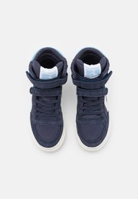 Marina högsneakers med vadderad krage, vit sula, tygöverdel, blå detaljer och kardborreband. Snören ingår för justering av passformen.