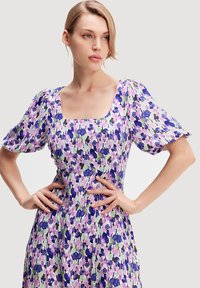 Smart and Joy FLORAL ET DÉCOLLETÉ CARRÉ - Robe de jour - multicolore