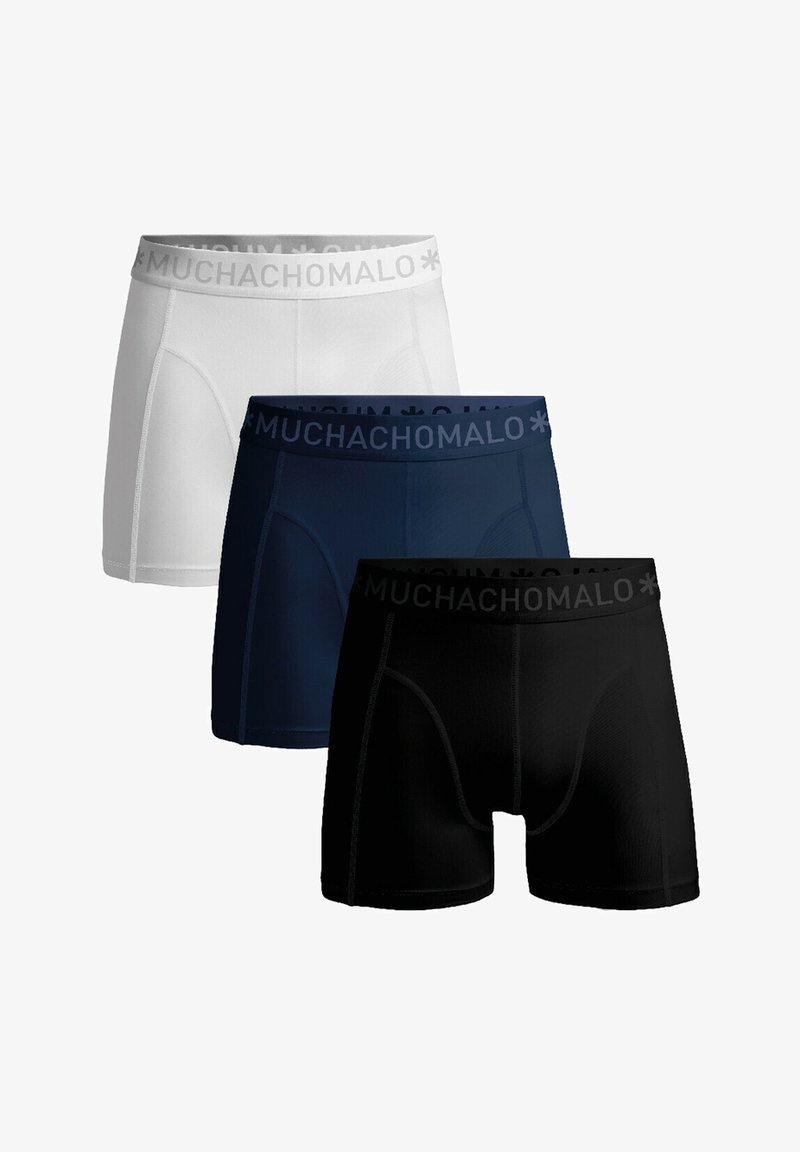 Tri pari moških boksaric: bele, mornarsko modre in črne; izdelane iz raztegljive tkanine s mehkimi pasom, na katerem je logo "MUCHACHOMALO".