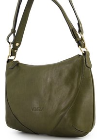 Olive green skórzana torba na ramię o gładkiej fakturze, zaokrąglonym kształcie i złotych elementach. Posiada subtelne logo i regulowany pasek.