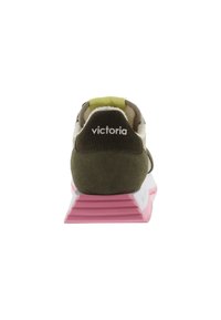 Bruna mockaskor med en vit och rosa randig sula, gröna detaljer och "victoria"-logotyp vid hälen. Enkel design, låg snitt.