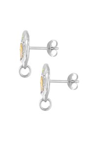 Sudraba auskari ar teksturētu dizainu, ar oranžu dārgakmeni un zaļām akcentiem, piestiprināti ar apaļu cilpu.