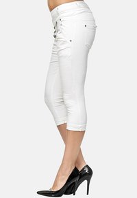 Elara CAPRI - Shorts vaqueros - weiß