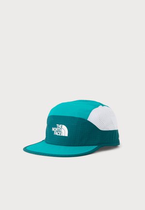Καπέλο North Face σε τιρκουάζ και σκούρο πράσινο με κοντό γείσο και λευκό πλέγμα στο πλάι, εμφανίζεται σε απλό ανοιχτό γκρι φόντο.