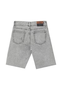 Hellgraue Denim-Shorts mit zwei Gesäßtaschen und einem braunen Leder-Label auf dem Bund.