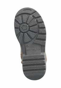 Suola di una scarpa per bambini che mostra profonde scanalature, un motivo a stella vicino al tallone, taglia 25 e il nome del marchio Ricosta.