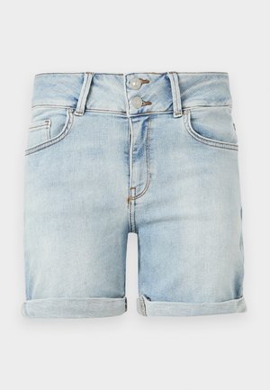 Lyseblå denimsjorts med oppbrettede kanter, dobbel knappelukking, beltehemper og lommer foran og bak.