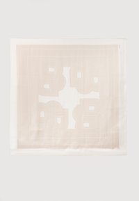 Cachecol quadrado de creme com um padrão geométrico subtil em bege, apresentando designs estilizados de letras B sobrepostas e finas bordas lineares.