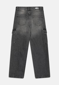 Pantalons cargo en denim gris avec une coupe ample, présentant deux poches latérales, deux poches arrière et une texture légèrement décolorée.
