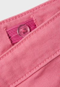 Tissu en denim rose avec une finition texturée, comportant un bouton transparent et des coutures rose contrastées le long du bord.