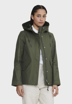 Veste imperméable vert olive avec capuche, cordons de serrage réglables, deux poches avant et fermeture éclair sur le devant. Texture de tissu lisse.