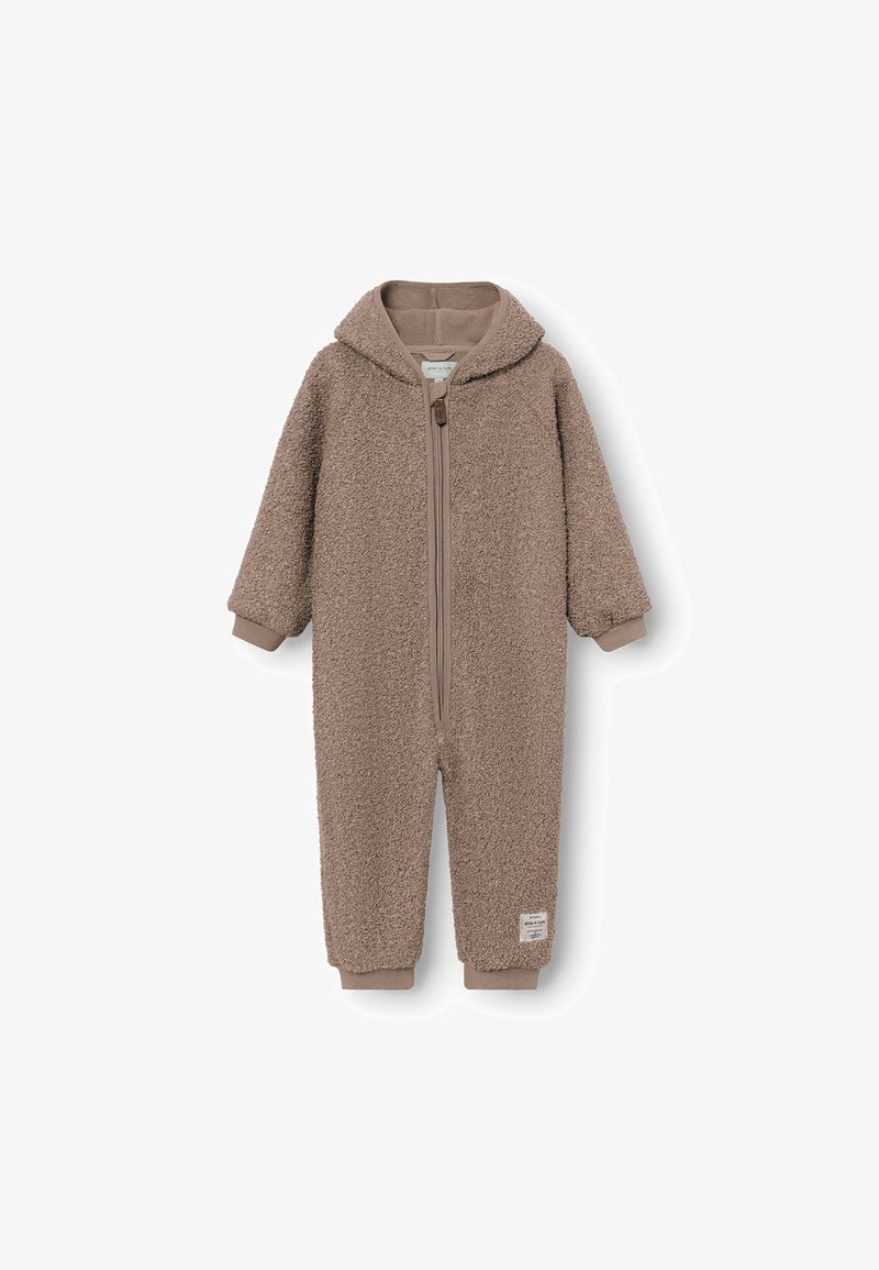 Combinaison en polaire brune et duveteuse avec capuche, fermeture éclair intégrale et poignets élastiques. Présente une petite étiquette sur la jambe inférieure gauche.