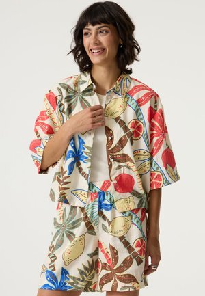 Kurzärmeliges Hemd mit Knöpfen und Shorts in Beige mit bunten Obst- und Blättermustern, ausgestattet mit einer lockeren Passform und weichem Stoff.