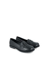 Mocasines de cuero negro con suela plana, que presentan un upper cosido y una tira decorativa en la parte frontal. Textura suave y forma redondeada.