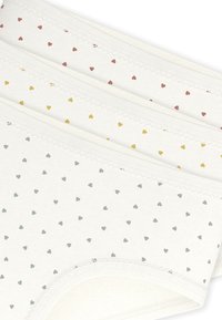 Τρία ζευγάρια βαμβακερά εσώρουχα με μικρά σχέδια καρδιών σε κόκκινο, πράσινο και χρυσό σε λευκό φόντο, με διακοσμητική δαντέλα.