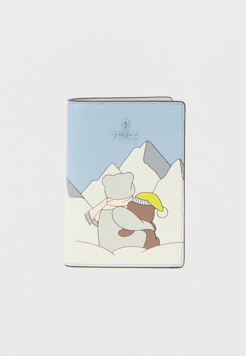 Πορτοφόλι από δέρμα ανοιχτού μπλε χρώματος με ένα εικονογραφημένο αρκουδάκι, χιονισμένα βουνά και αντίθετη κρεμ βάση. Το λογότυπο είναι ανάγλυφο στην κορυφή.