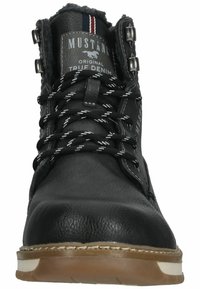Bottines en cuir noir à lacets, surface texturée, coutures contrastées et semelle en caoutchouc. Présente des œillets en métal et un marquage.