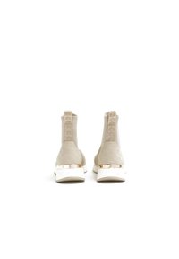 Béžové kotníkové boty s texturovaným svrškem, kovovými akcenty na podpatku a bílou podrážkou. Mají poutko pro snadné obouvání a vzorované detaily na boku.