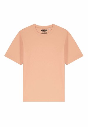 Tiu ružičasti pamučni majica s kratkim rukavima, okruglim izrezom i mekanom teksturom. Ima oznaku na vratu. Jednostavan, klasičan dizajn.