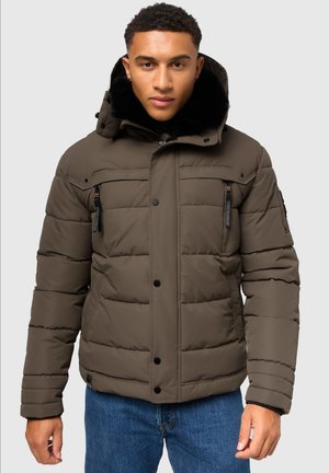 Chaqueta marrón acolchada con capucha forrada de piel sintética, cierres a presión en la parte delantera, dos bolsillos en el pecho y cremalleras laterales. Textura suave, corte casual.