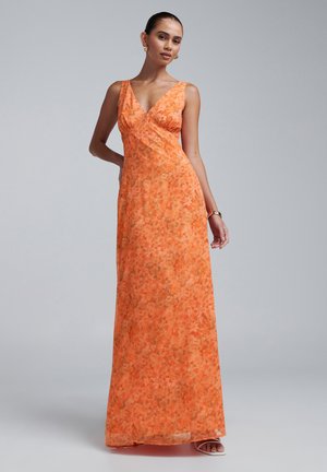 Maxikjole i klart orange blomstermønster, med V-hals og tætsiddende talje. Glat tekstur, uden ærmer og med en svævende nederdel.