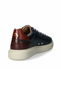 Sneaker da uomo con tomaia in pelle blu navy, tacco in pelle marrone, chiusura con lacci, suola in gomma bianca e piccole perforazioni per la traspirabilità.