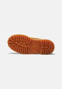 Suola in gomma marrone con scanalature profonde e logo Timberland, caratterizzata da una finitura liscia e una forma della punta arrotondata. Design durevole e testurizzato.
