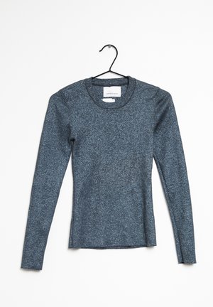 T-shirt gris chiné ajusté à manches longues suspendu sur un cintre noir sur fond blanc.