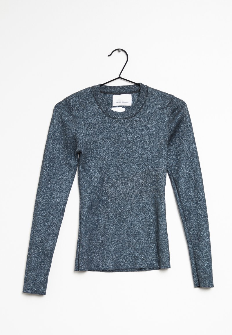 T-shirt gris chiné ajusté à manches longues suspendu sur un cintre noir sur fond blanc.