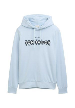 Šviesiai mėlynas džemperis, pagamintas iš minkštos medžiagos, su kengūros tipo kišene, su raišteliu reguliuojama kapuce ir ryškiai juodu teksto logotipu priekyje.