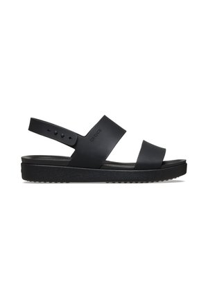 Sandalo Crocs nero con due ampie fasce e cinturino posteriore regolabile, con suola piatta testurizzata per uso casual.