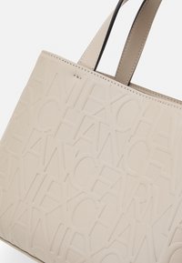 Armani Exchange SMALL SHOPPING BAG - Mala de mão - cachemire