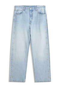 Ljust blå denimjeans med lös passform, prydda med silvernitar längs sidorna och en traditionell femficksdesign.