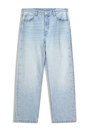 Világoskék, laza szabású farmernadrág, ezüst szegecsekkel díszítve az oldalán, hagyományos öt zsebes kialakítással.