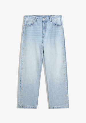 Világoskék, laza szabású farmernadrág, ezüst szegecsekkel díszítve az oldalán, hagyományos öt zsebes kialakítással.