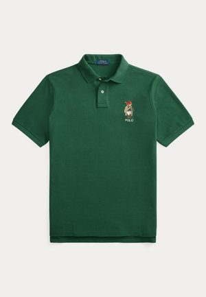 Ciemnozielona koszulka polo z bawełny. Posiada klasyczny kołnierzyk, listwę z trzema guzikami oraz haftowane logo na lewej piersi. Krótkie rękawy.