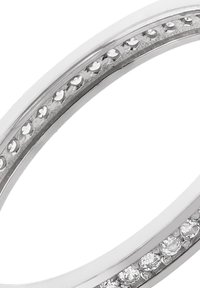 Bague en argent avec un anneau métallique lisse, ornée d'une rangée de pierres précieuses claires le long du bord intérieur pour un éclat et un détail supplémentaires.