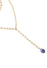 Collar de cadena de oro con eslabones ovalados, con un colgante en forma de lágrima azul en el centro, que exhibe una superficie lisa y pulida.