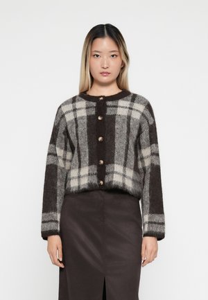 Cardigan de punto grueso en un estampado de cuadros marrón oscuro y gris claro, con cuello redondo, mangas largas y seis cierres de botones.