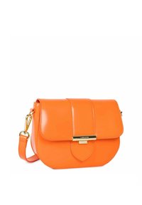 Borsa a tracolla in pelle arancione con chiusura a patta, hardware dorato e tracolla regolabile. Texture liscia e forma arrotondata sul fondo.