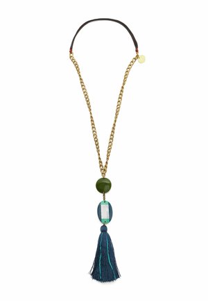 Collier chaîne en or avec lanière en cuir marron foncé, orné de perles géométriques vertes et bleues et d'un pendentif pompon en tissu bleu.