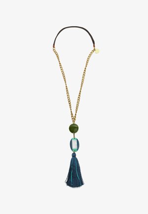 Collana con catena dorata e cinturino in pelle marrone scuro, con perline geometriche verdi e blu e un pendente a nappina in tessuto blu.