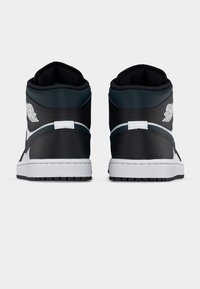 Mustad ja tumesinised kõrge säärega tennised valgete detailidega, millel on sile nahkpealne, pehmendusega krae ja tekstureeritud kummist tallaosa.