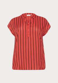 Blusa corta de manga corta roja con rayas verticales negras, cuello en V y tapeta de tres botones. Tejido suave y corte relajado.