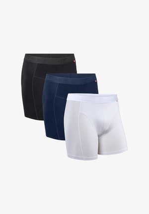 Kolme paria miesten bokserihousuja mustana, tummansinisenä ja valkoisena. Jokaisessa on pehmeä, joustava vyötärö, jossa on "Danish Endurance" -brändäys.