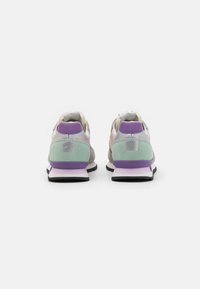Zapatillas multicolores que presentan una combinación de materiales en gris, verde menta, lavanda y blanco roto; con ante texturizado y acentos lisos.