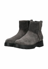 Botas de tobillo de ante gris con punta redondeada, cierre de cremallera lateral y suela de goma negra texturizada. Parte superior lisa y costuras mínimas.